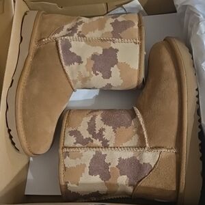 Ugg Kids Classic Jagged Camo Boots, Camo/Chestnut, Sz 4, New In Box
